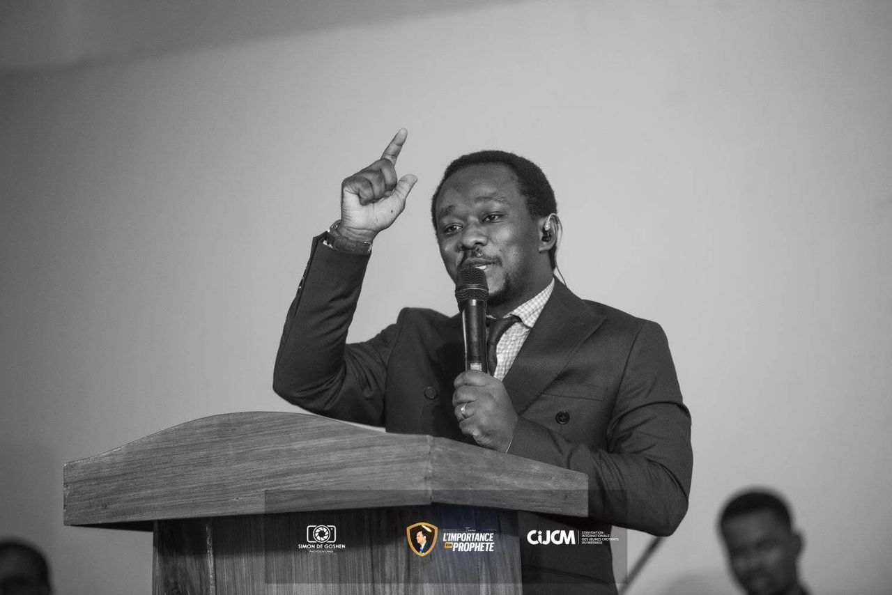 Assemblée en prière