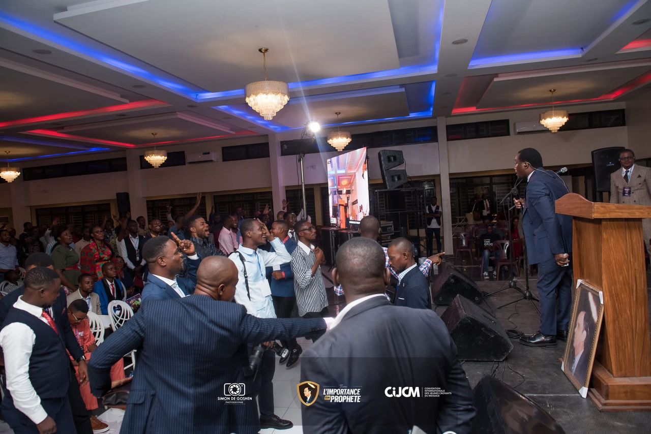 Assemblée en adoration